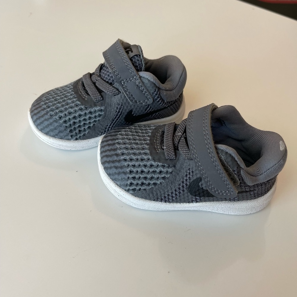 Toddler nike tennis shoes size 3c